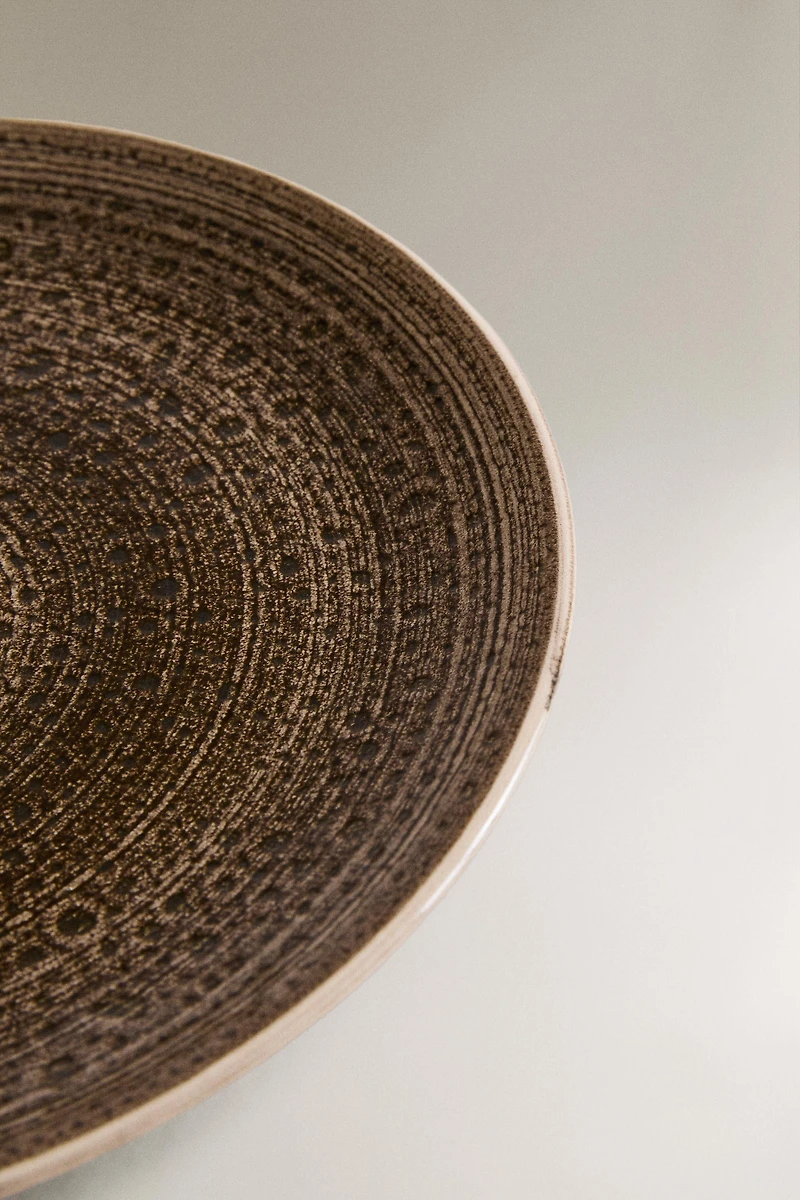 DINNER PLATE WITH RAISED DESIGN