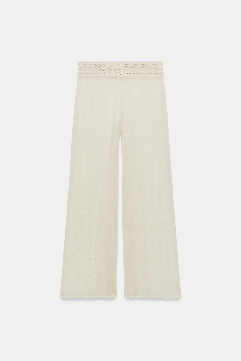 PANTALON EN MATIÈRES VARIÉES AU CROCHET