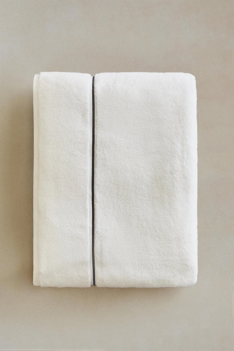 EMBROIDERED TRIM BATH TOWEL