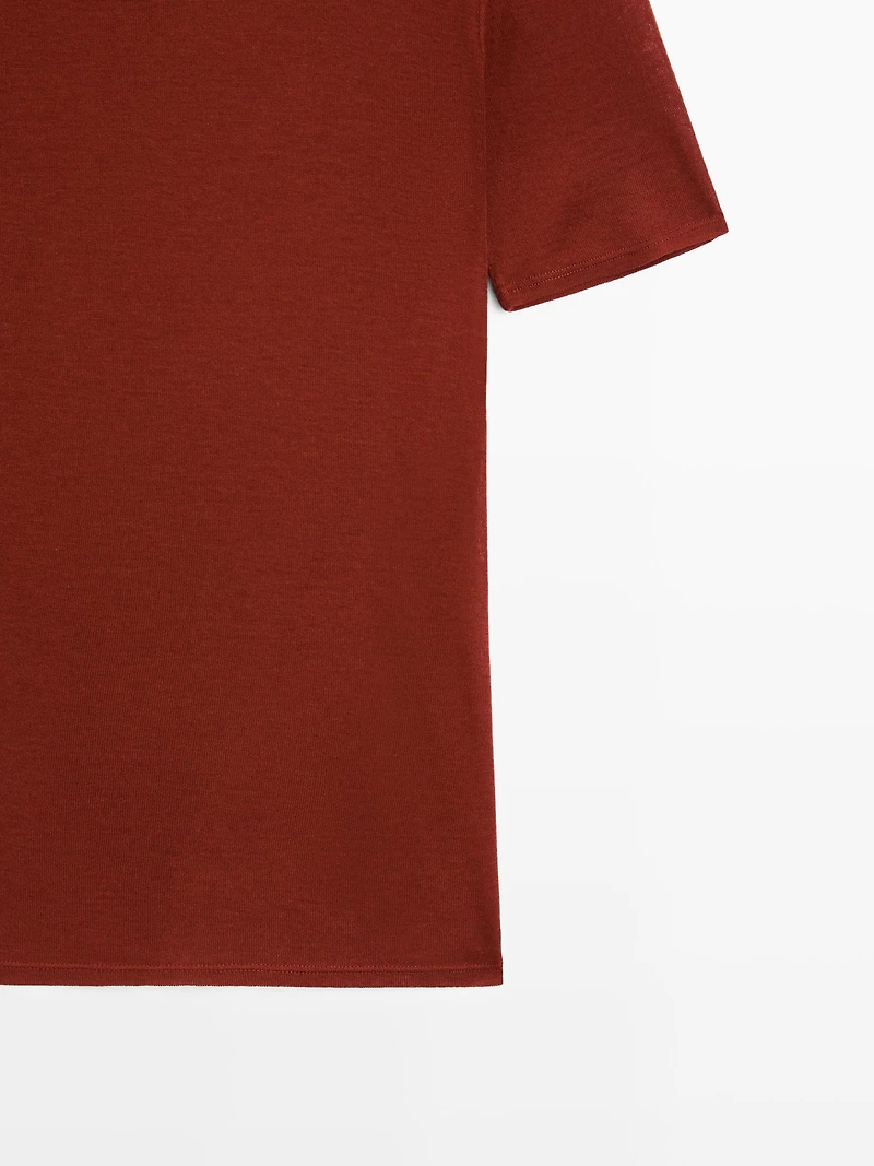 T-shirt à col montant et manches courtes