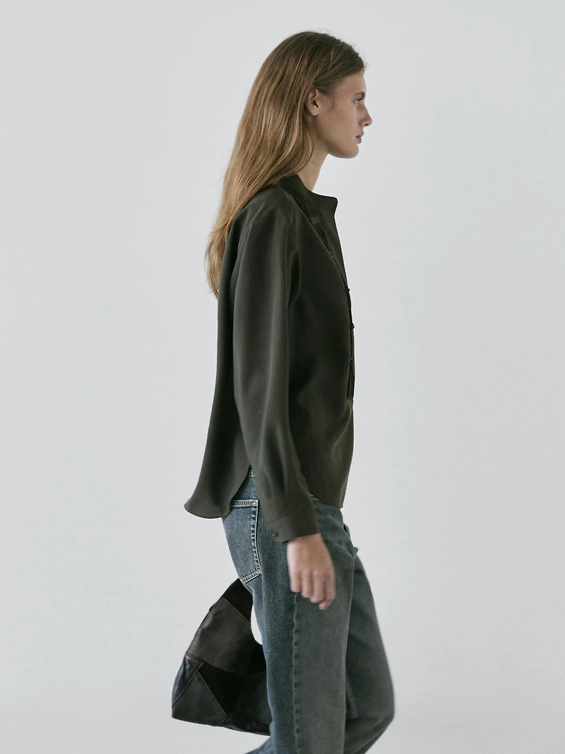 Chemisier à plis nervurés et col mao