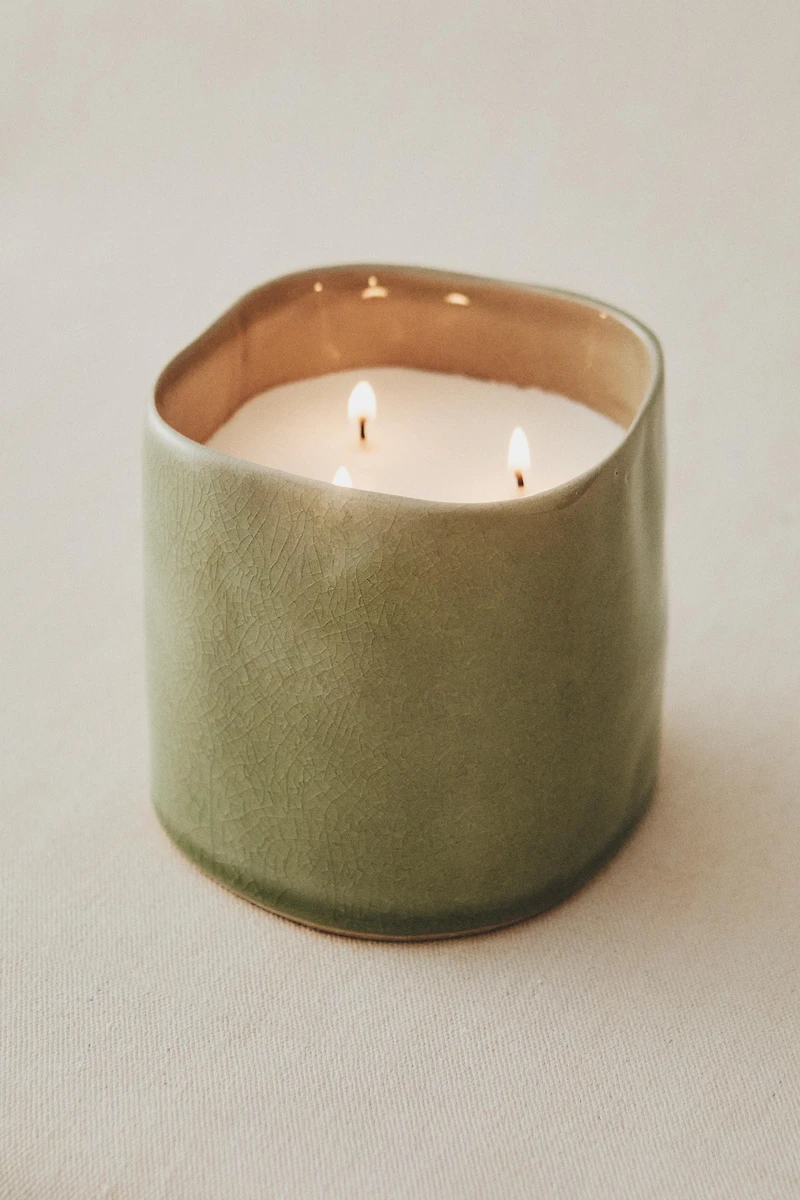 (430 G) MUSKY PETALS SCENTED CANDLE