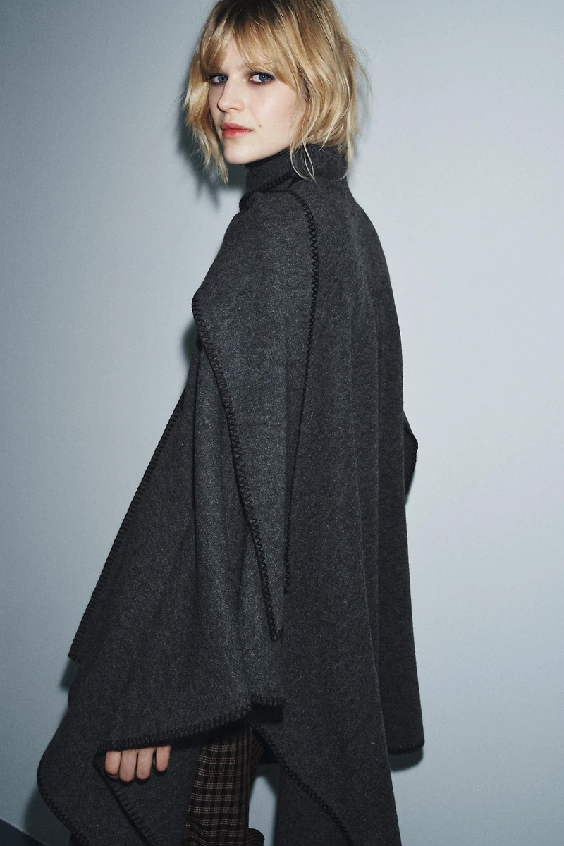 CAPE EN MAILLE AVEC ÉCHARPE ET FIL CONTRASTE