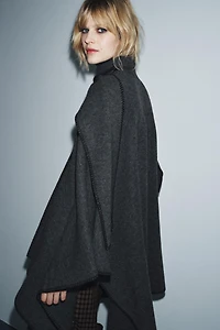 CAPE EN MAILLE AVEC ÉCHARPE ET FIL CONTRASTE