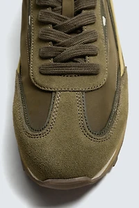 CASUAL SNEAKERS