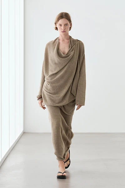 Total look draped knit cape cardigan