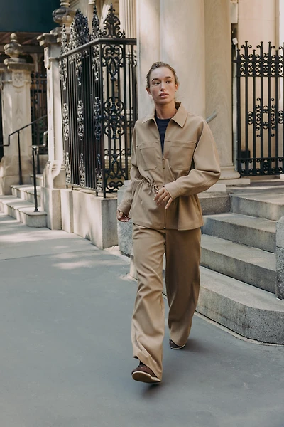 VESTE À POCHES ET TAILLE AJUSTABLE