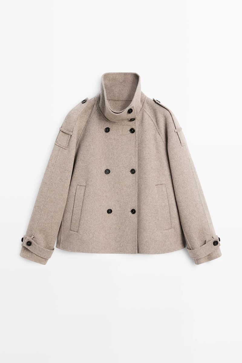 Trench court détails boutonnés