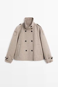 Trench court détails boutonnés