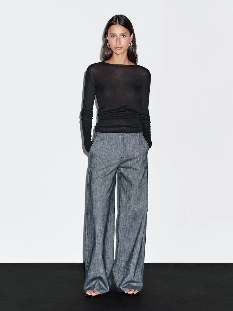 Lightweight t-shirt with collar detail