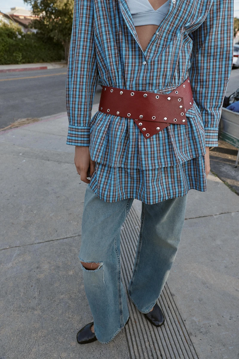 ROBE COURTE À CARREAUX AVEC VOLANTS ET CEINTURE