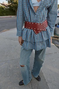 ROBE COURTE À CARREAUX AVEC VOLANTS ET CEINTURE