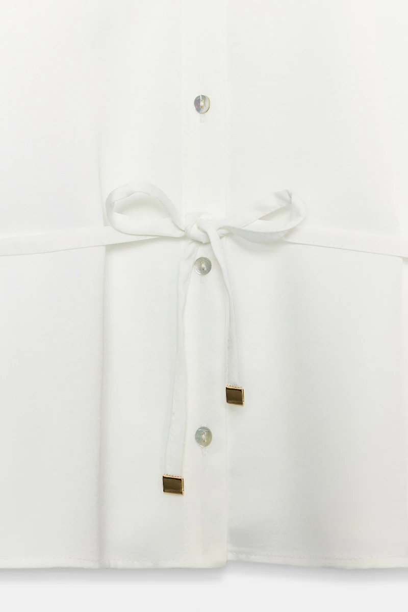 CHEMISE SATINÉE SANS MANCHES AVEC CEINTURE