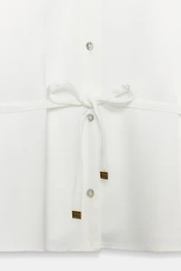 CHEMISE SATINÉE SANS MANCHES AVEC CEINTURE