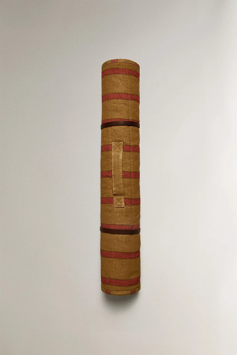 ROLL-UP STRIPED PET FLOOR BLANKET