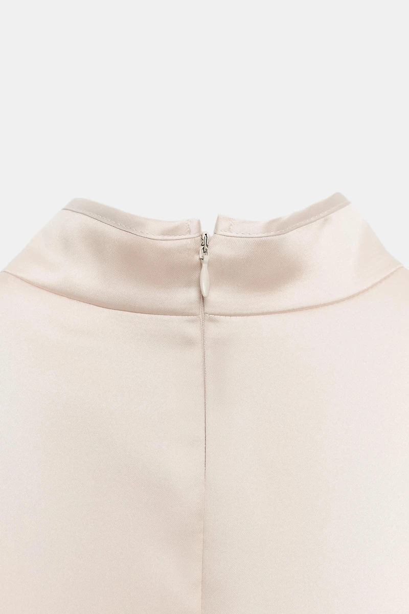 ROBE COURTE SATINÉE FENDUE