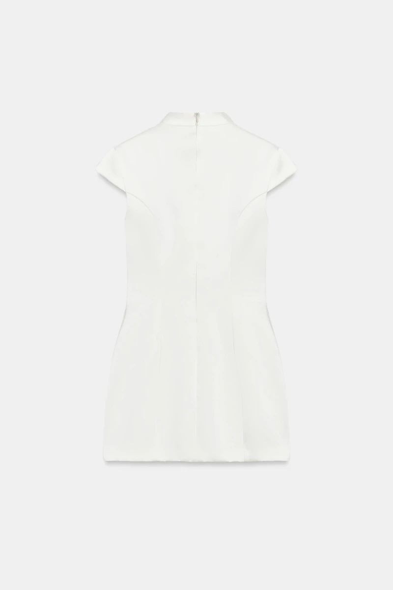 ROBE COURTE SATINÉE À BRANDEBOURGS