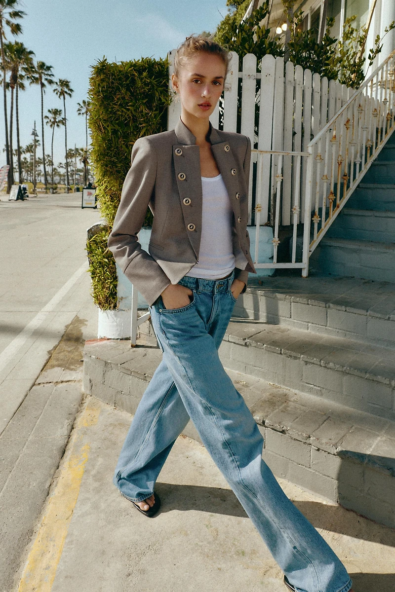 VESTE AJUSTÉE À BOUTONS ET REVERS