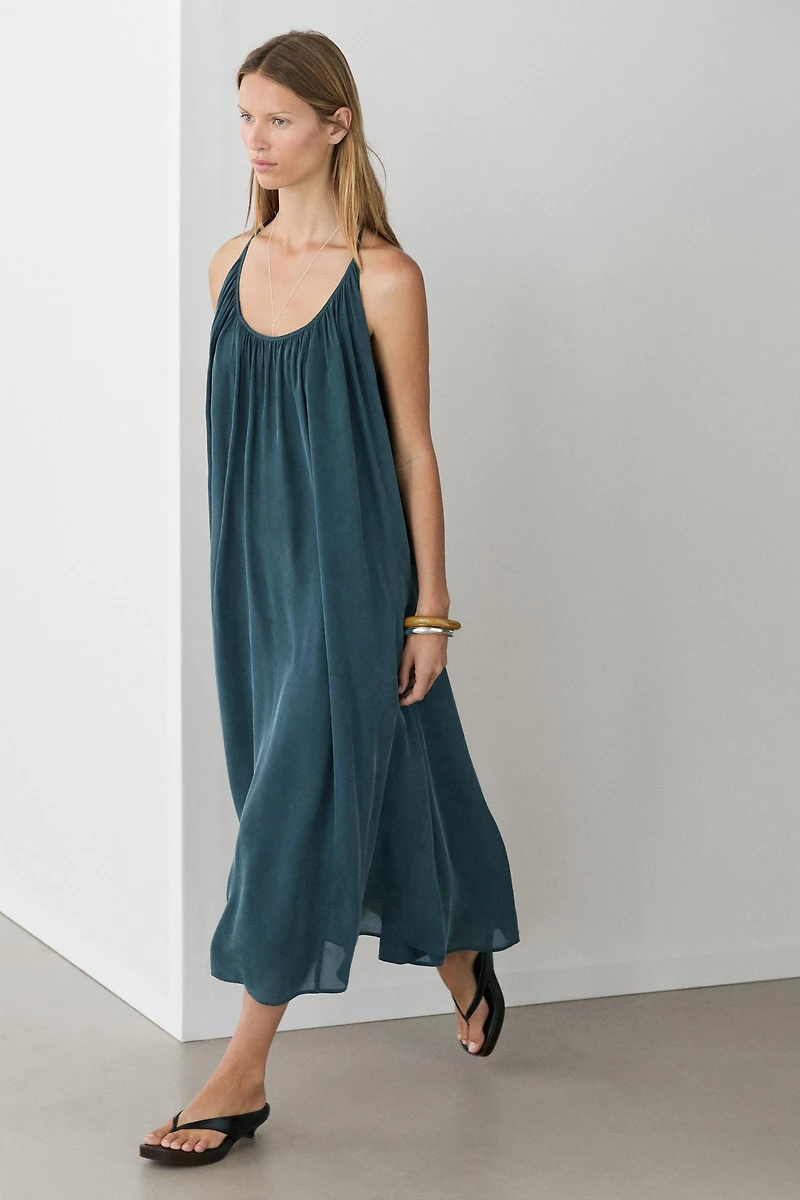 Robe midi froncée encolure