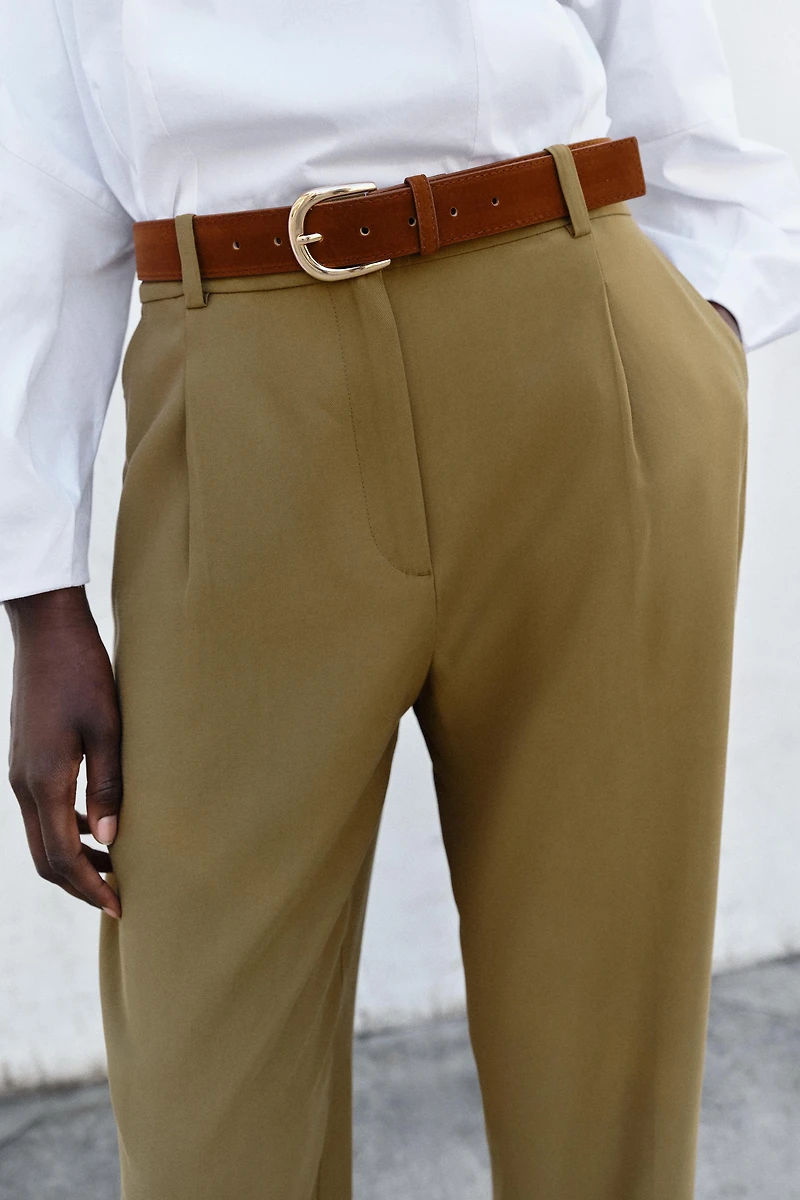 PANTALON À PINCES AVEC CEINTURE