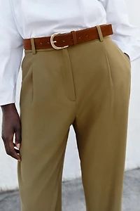 PANTALON À PINCES AVEC CEINTURE
