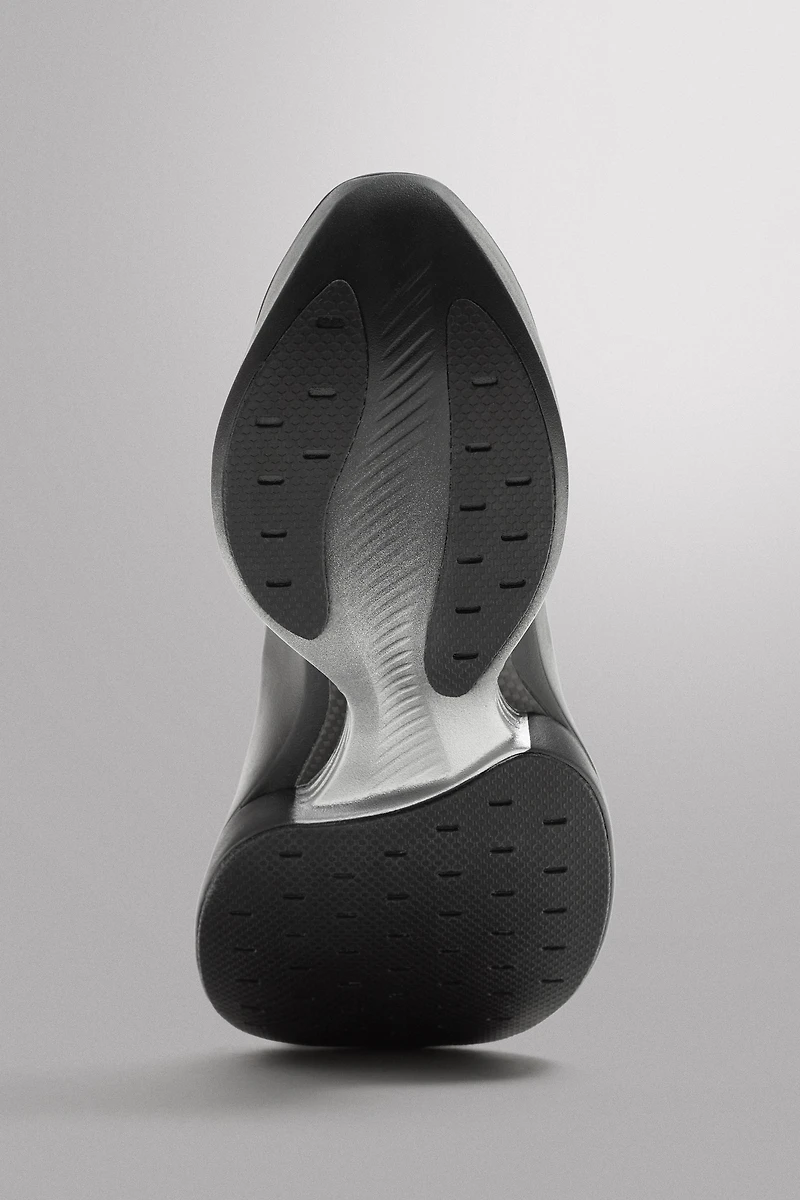 LONG DISTANCE RUNNING SNEAKERS