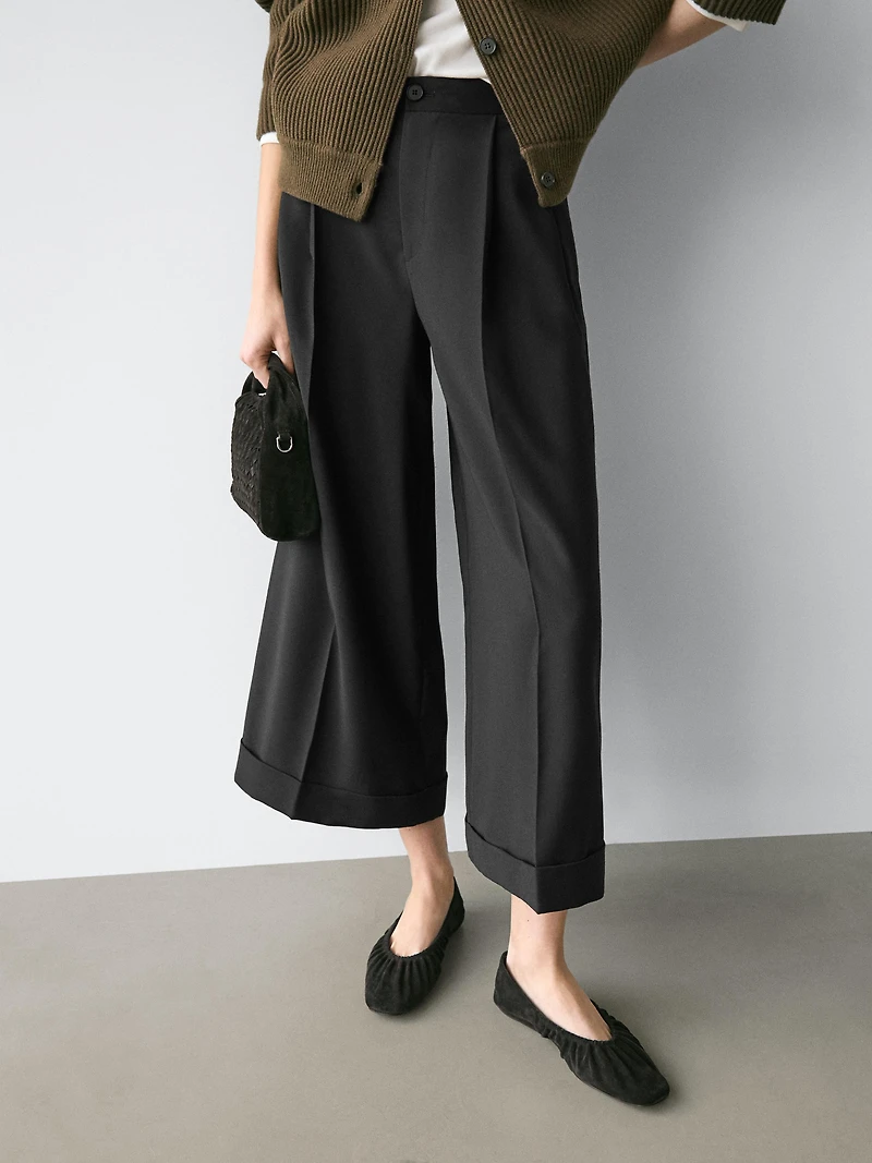 Flowing trousers with darts