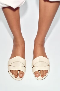 FLAT CROSSED-STRAP LEATHER SANDALS