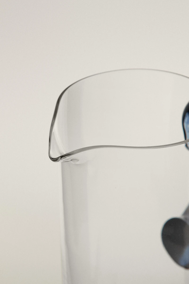 CRYSTALLINE PITCHER WITH CONTRAST HANDLE