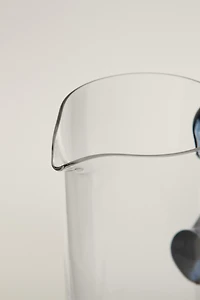 CRYSTALLINE PITCHER WITH CONTRAST HANDLE