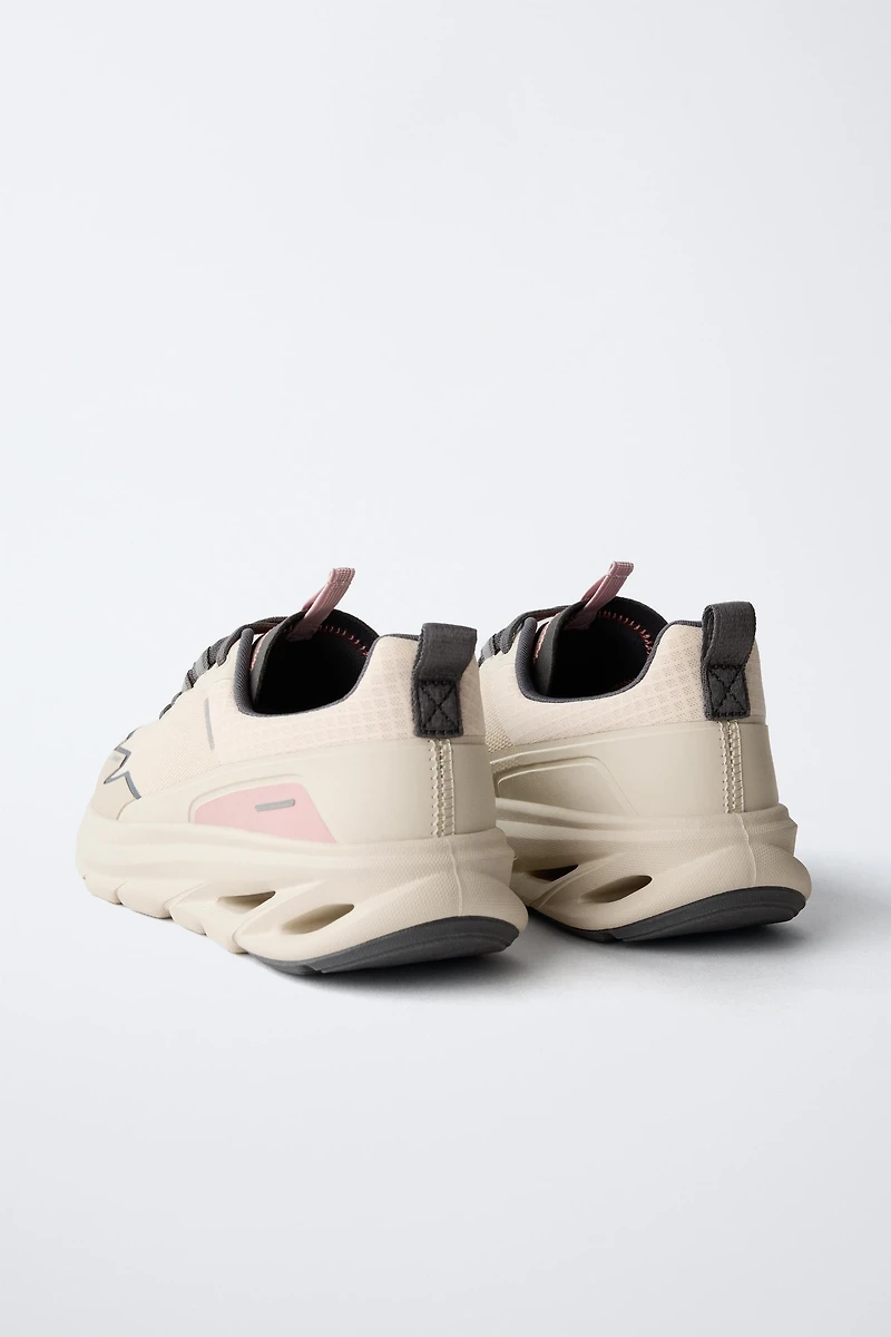 SNEAKER WITH SOLE DETAIL