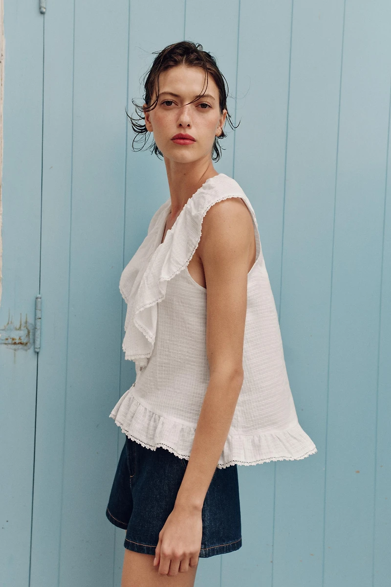 LACE TRIM RUFFLED BLOUSE