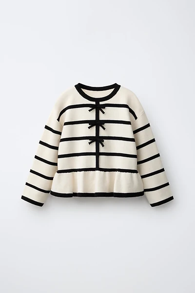 PULL EN MAILLE À RAYURES ET NŒUDS