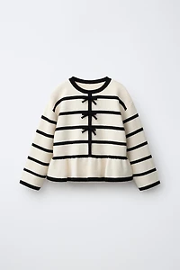 PULL EN MAILLE À RAYURES ET NŒUDS