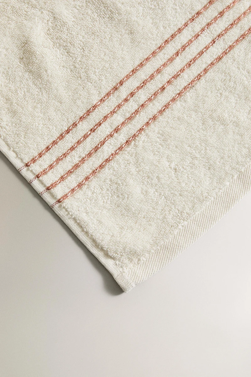BATH TOWEL WITH CONTRASTING PIPING