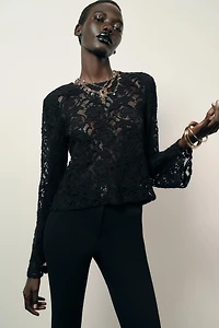 SHOULDER PAD LACE TOP