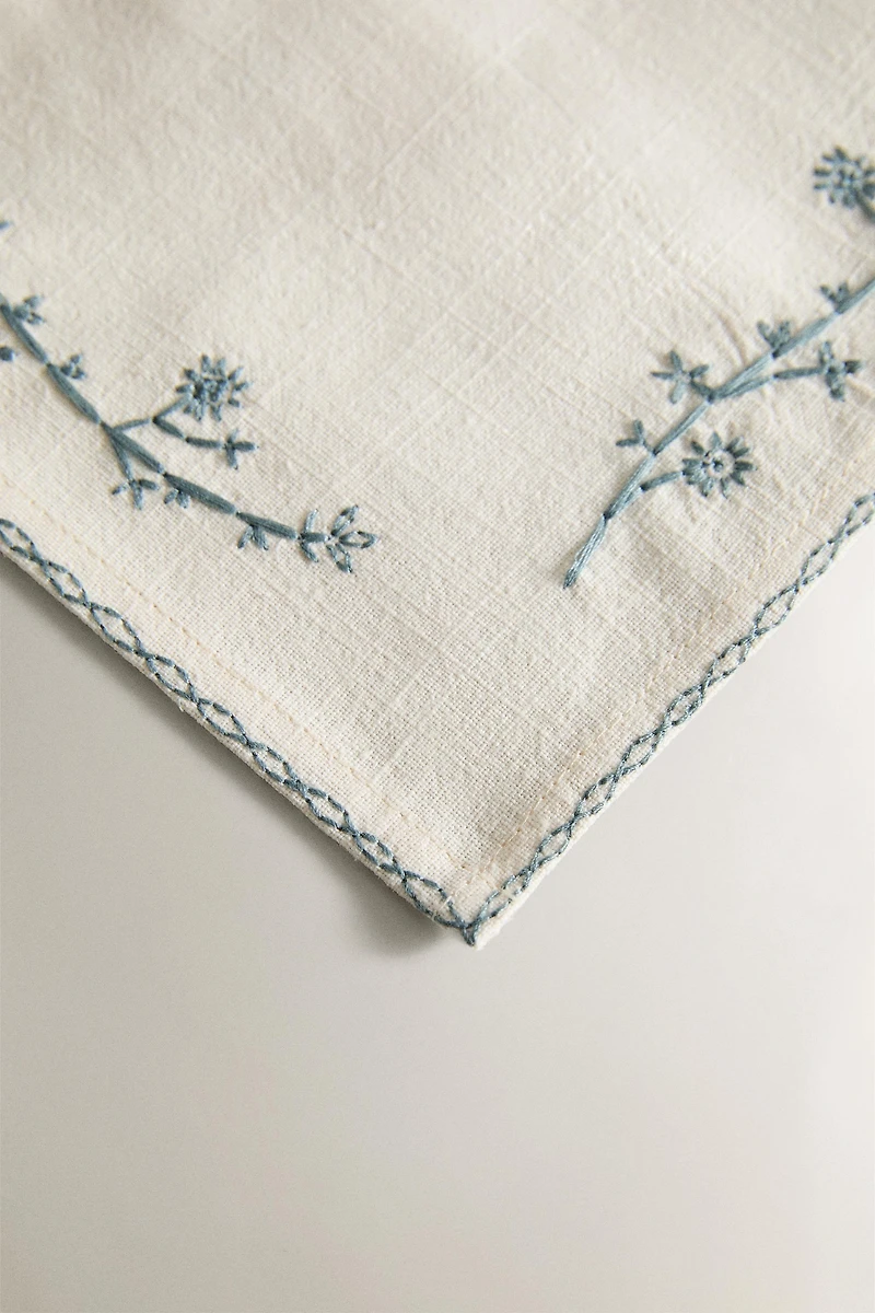 EMBROIDERED PLANT NAPKIN SET (PACK OF 4)