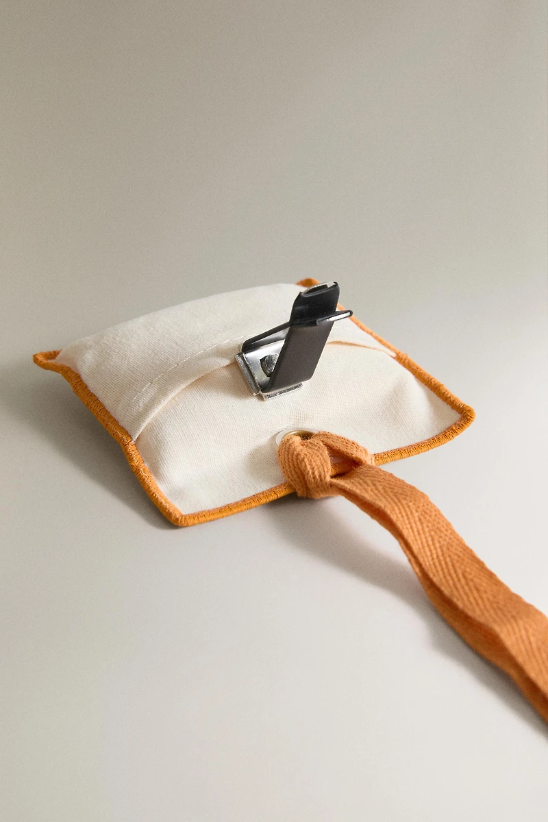 VETIVER MANGO CAR AND CLOSET AIR FRESHENER