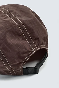 CASQUETTE À VISIÈRE PLATE AVEC PIÈCE