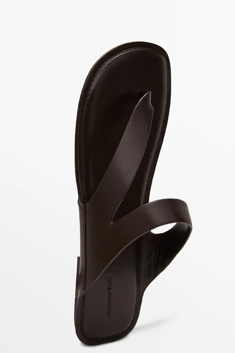 Sandale en cuir asymétrique