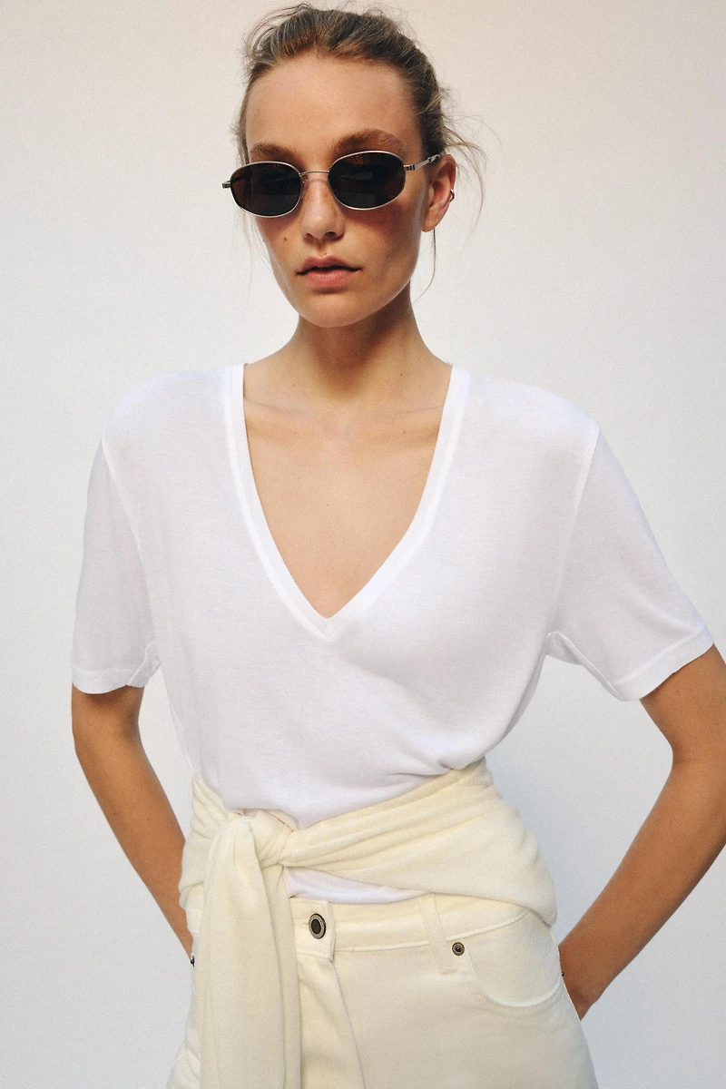 FLOWY V-NECK T-SHIRT