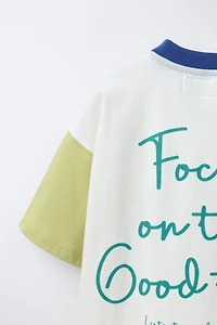 CONTRASTING SLEEVE TEXT T-SHIRT