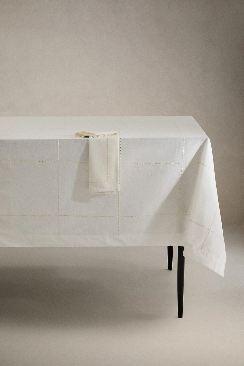 EMBROIDERED INSERT WITH FLORAL EMBROIDERY