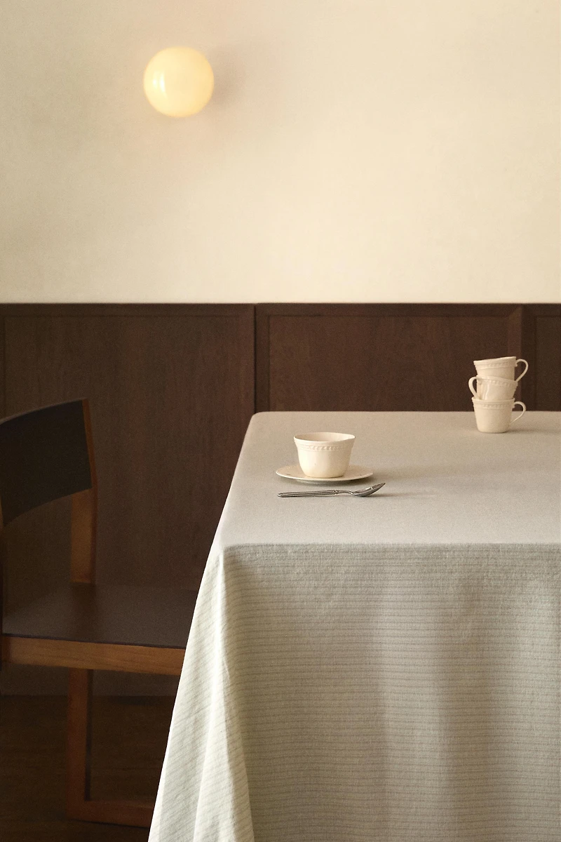 STRIPED OVERLOCK TABLECLOTH