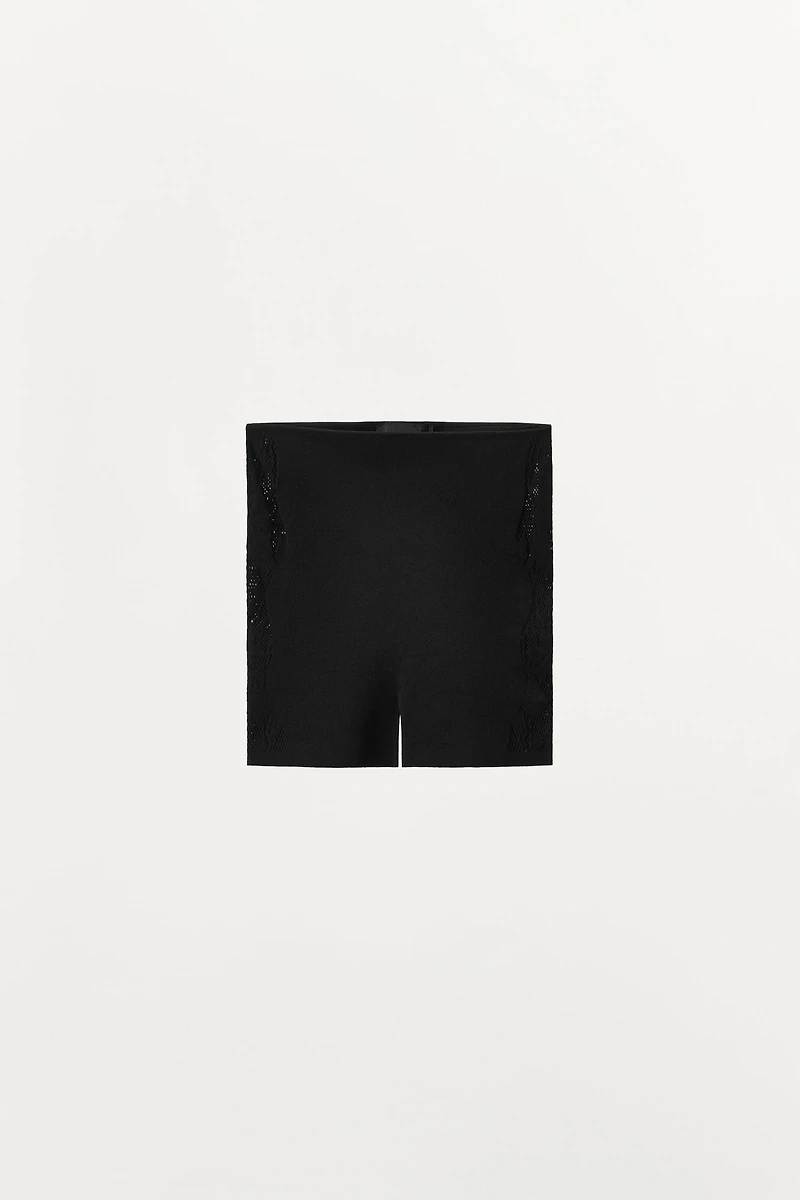 SEAMLESS LACE SHORTS
