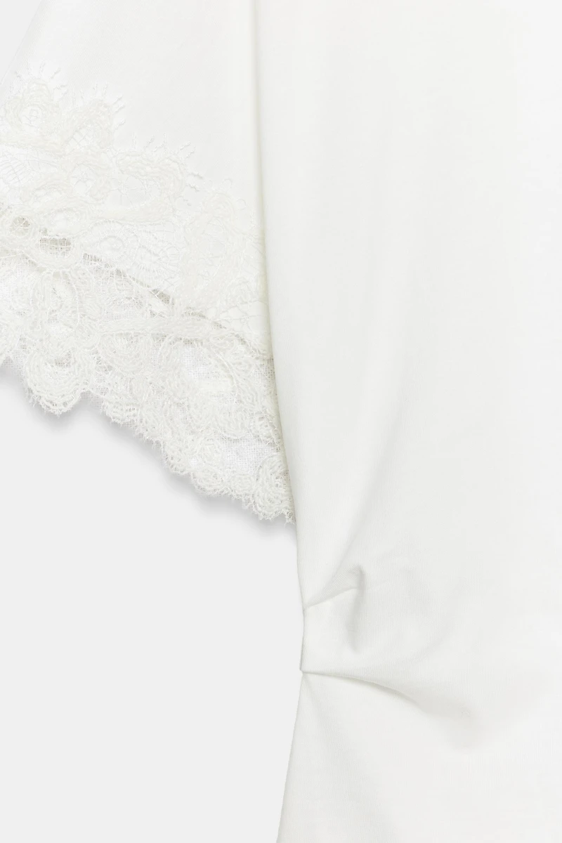 T-SHIRT ASYMÉTRIQUE EN DENTELLE