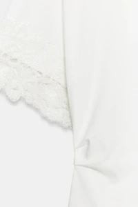 T-SHIRT ASYMÉTRIQUE EN DENTELLE