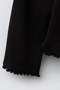 RIBBED TOP WITH EMBROIDERED DETAIL