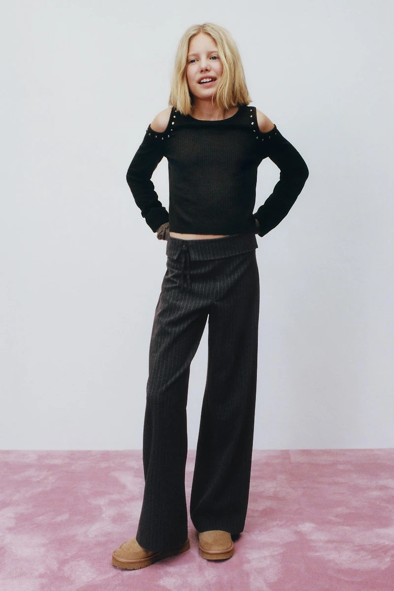 PANTALON À RAYURES ET NŒUD