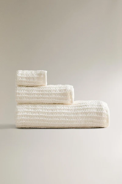 SERVIETTE DE BAIN WAFFLE À BORD UNI